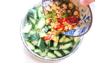 淋在黄瓜上搅拌均匀就可以开吃啦！
