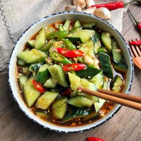 是不是超级简单又快手呢！喜欢的小仙女们一定要试一试，做好的凉拌黄瓜也可以放冰箱冷藏一下挺爽脆可口的！按个人口味来哈！
