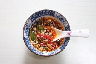 少许香油搅拌均匀