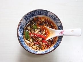 少许香油搅拌均匀