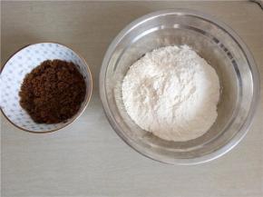 准备好面粉、红糖（块状红糖碾碎）