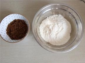 准备好面粉、红糖（块状红糖碾碎）