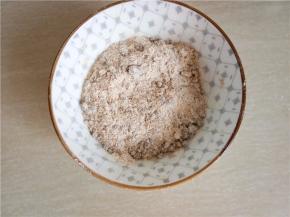 红糖与面粉按3：1的比例混合均匀备用。