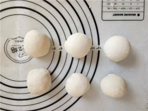 将面团分成6等份。