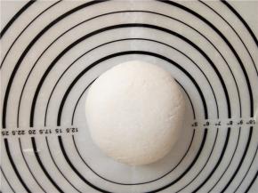 如果面湿可以加干粉，揉成光滑的面团。