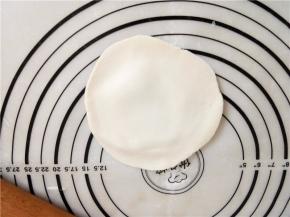 擀成中间厚边缘薄的面片