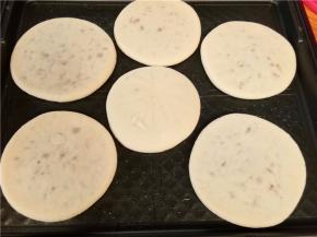 预热好的电饼铛刷油，放入饼胚，中小火慢慢煎