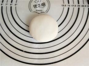 收口朝下用手掌稍稍按扁。