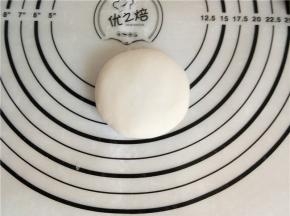 收口朝下用手掌稍稍按扁。