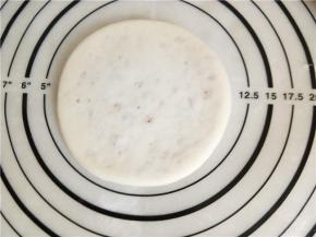 用擀面杖擀成饼状。