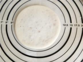 用擀面杖擀成饼状。