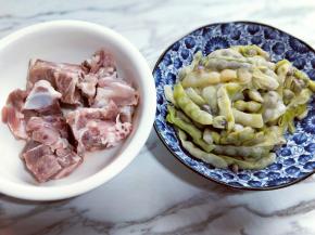 准备食材，东北油豆角去跟，去尖，洗干净，再焯水，水烧开后下去豆角，大火4分钟捞出。