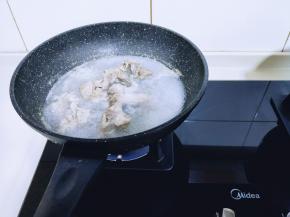 排骨焯水，冷水入锅，大火烧开，撇出浮沫，煮2分钟，捞出用冷水反复冲洗，将排骨上的杂质冲洗干净。