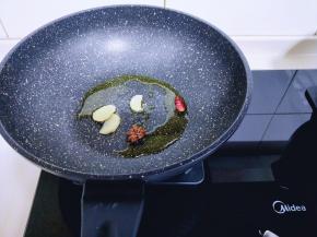 起油锅，加入香料炒香。