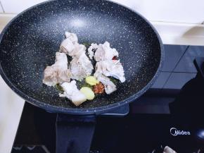 再加入排骨煸炒。