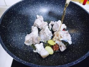 加入料酒，去腥。