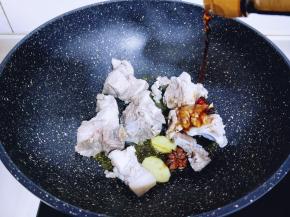 再加入生抽，翻炒均匀。