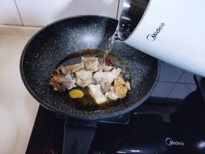 加入开水，烧开后转小火慢炖35分钟。