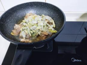 35分钟后排骨几乎是我们吃的口感了，加入豆角，再炖20分钟。