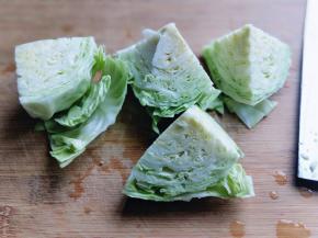 卷心菜一切二，我只用了一半，再用手将其掰开即可。