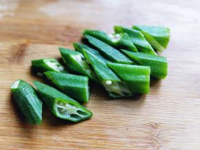 秋葵洗干净，焯水:锅中加入清水，烧开后放入秋葵，大火1分钟捞出，立即过冷水。