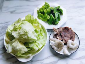 青椒洗干净切小块，准备工作完成。