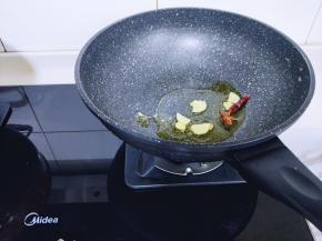 起油锅加入姜蒜辣椒煸炒。