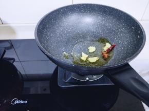起油锅加入姜蒜辣椒煸炒。