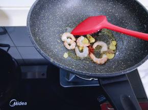 再加入虾仁煸炒变色后加入料酒，煸炒1分钟盛出备用。