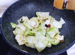 另起油锅，加入卷心菜翻炒，再加入生抽。
