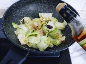 再加入醋，也可以不加，根据个人喜欢。