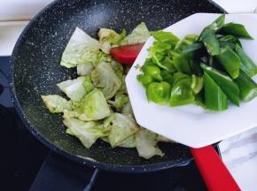再加入秋葵与青椒，翻炒均匀。