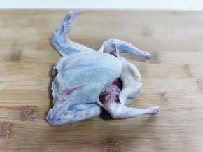 将头与爪子切掉，冷水冲洗干净，再泡45分钟。中途换两次水。