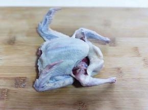 将头与爪子切掉，冷水冲洗干净，再泡45分钟。中途换两次水。