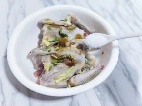 再加入食用盐。