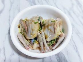 用手按摩鸽子身体，使其完全吸收调味汁，腌制30分钟。