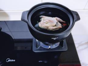 再将水倒掉，重新加入清水，烧开后换小火，熬40分钟，加入调味料，大枣，枸杞再炖10分钟光头出锅。