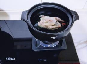 再将水倒掉，重新加入清水，烧开后换小火，熬40分钟，加入调味料，大枣，枸杞再炖10分钟光头出锅。