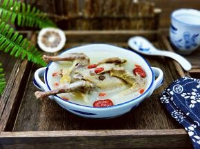 汤汁香浓，鸽子肉酥烂！