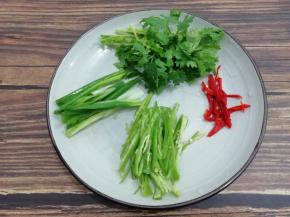 把各种食都洗干净，然后把青红椒切成丝，葱和香菜切成小段