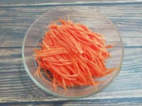 胡萝卜洗干净去皮，然后先切成片，在切成丝放入碗中