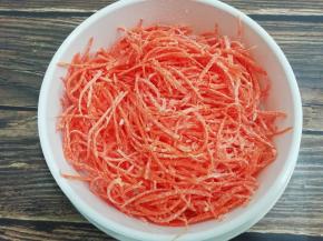 然后把胡萝卜放在蒸笼上摆均匀