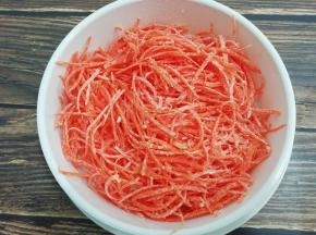然后把胡萝卜放在蒸笼上摆均匀