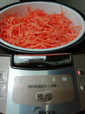 然后放入电饭煲中，和米饭一起蒸，大约蒸七分钟