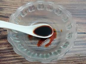 碗中放入生抽