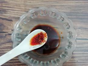 在加入辣椒油搅拌均匀备用