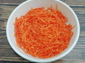 蒸好的胡萝卜丝取出晾凉