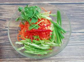 然后把青红椒、香菜和小葱放入碗中