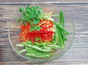 然后把青红椒、香菜和小葱放入碗中