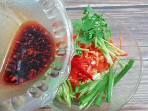 在加入调料汁搅拌均匀